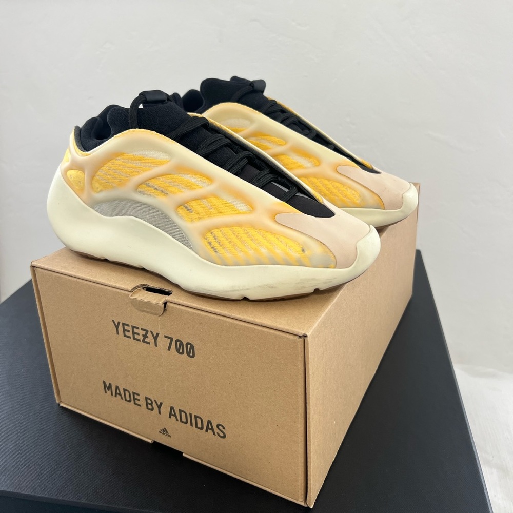 2022 Yeezy 700 V3 'Mono Safflower’